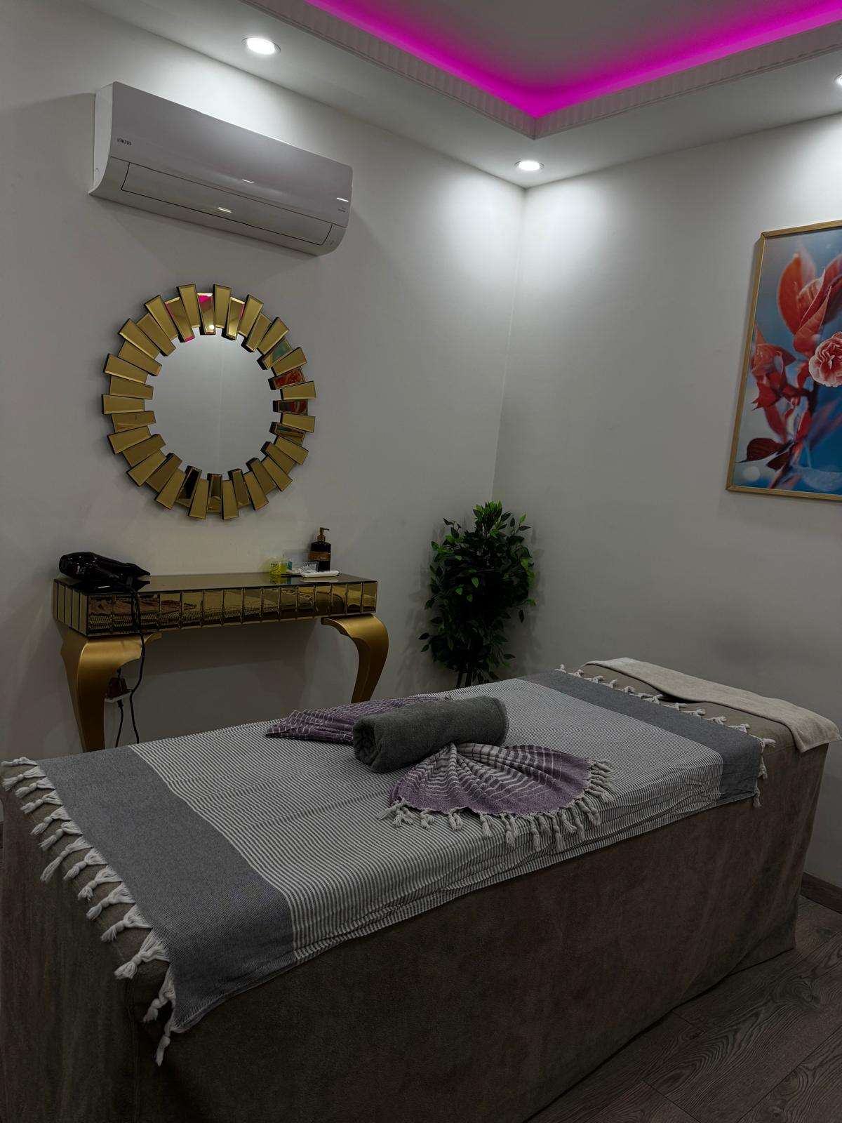 Armonia Spa altın detaylı masaj odası